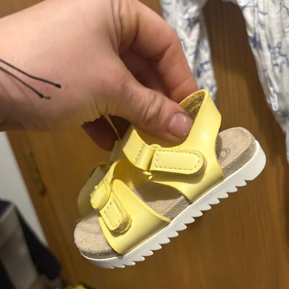 Yellow toddler Sandals size 2 - Picture 3 of 3